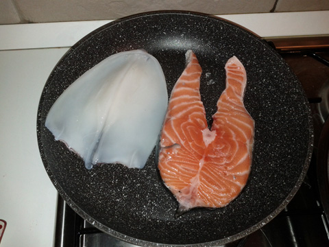 Cena proteica con salmone, calamari cucinati per una cena leggera.