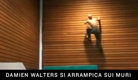 Damien walters si arrampica sui muri.